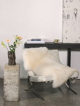 Load image into Gallery viewer, Valge lambanahk